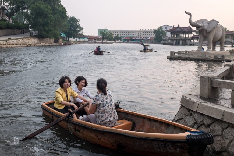 Ladies rowing on Sariwon lake