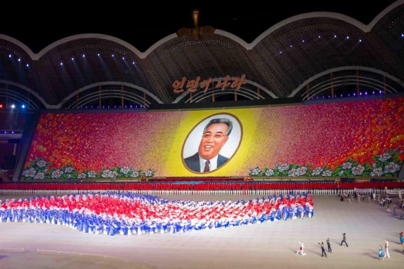 Kim Il Sung displayed by 20,000 North Koreans during the Mass Games